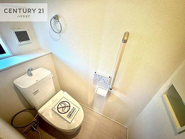 1・2階にトイレがございます！朝の忙しい時間帯も待たずにすみそうですね。白を基調とした清潔感のあるトイレでお手入れがしやすいです！