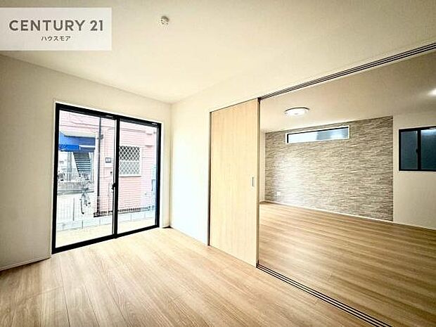 明るい室内は、風通しも良く、明るく大変居心地の良い空間となっております。リラックスして過ごせる心地の良いお部屋です！朝の目覚めがスッキリしますね！