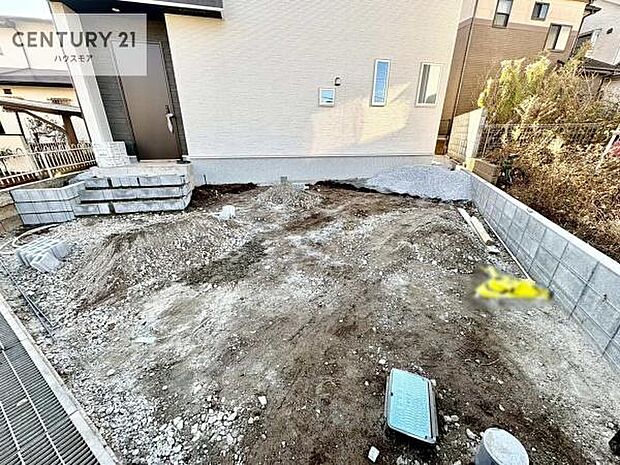 駐車スペースは2台分あります！セカンドカーはもちろん、バイクや自転車なども置き場所に困りません。