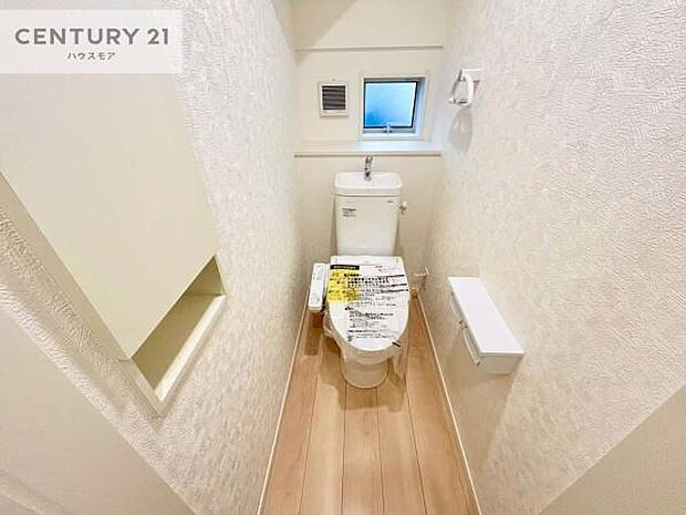 1・2階にトイレがございます！朝の忙しい時間帯も待たずにすみそうですね。白を基調とした清潔感のあるトイレでお手入れがしやすいです！