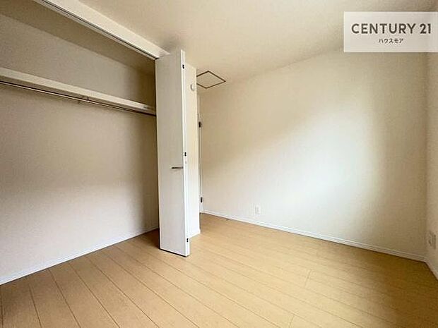 掃き出し窓がないお部屋は、お子様のお部屋としても安心です！収納スペースも充実しているので散らかったお部屋をサッと片付けられます！