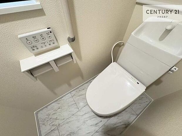 1・2階にトイレがございます！朝の忙しい時間帯も待たずにすみそうですね。白を基調とした清潔感のあるトイレでお手入れがしやすいです！