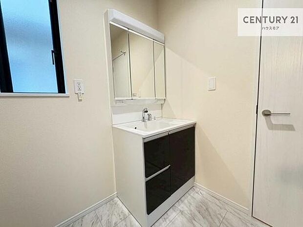 小窓付きの明るい洗面室です！湿気もすぐに入れ替えができて清潔に保つことができます！自然光が差し込むのでお化粧の仕上がりも良くなりますね！