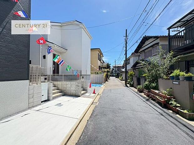 前面道路4.3ｍ！陽当り良好な立地です。車庫入れが苦手な方も安心ですね。