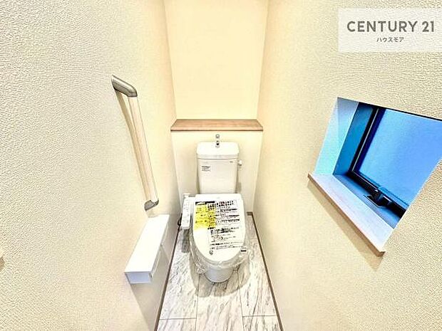 1・2階にトイレがございます！朝の忙しい時間帯も待たずにすみそうですね。白を基調とした清潔感のあるトイレでお手入れがしやすいです！
