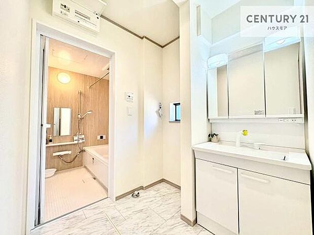 小窓付きの明るい洗面室です！湿気もすぐに入れ替えができて清潔に保つことができます！自然光が差し込むのでお化粧の仕上がりも良くなりますね！