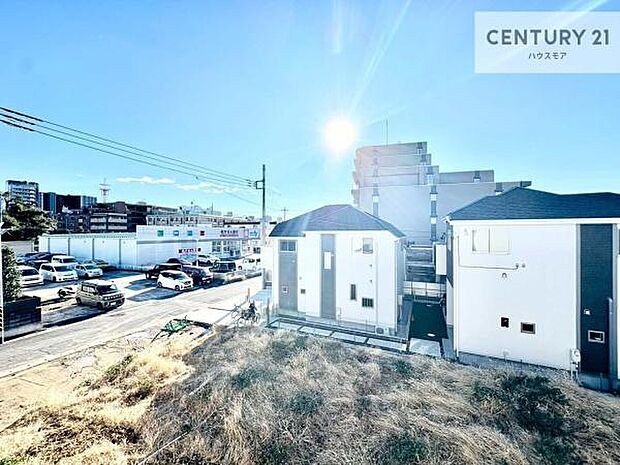 落ち着きある住宅街です！周囲には高い建物がなく、空が広く開放感があり、陽当たりを大きく遮られることもありません！気持ちの良い風が通り抜ける街並みです！