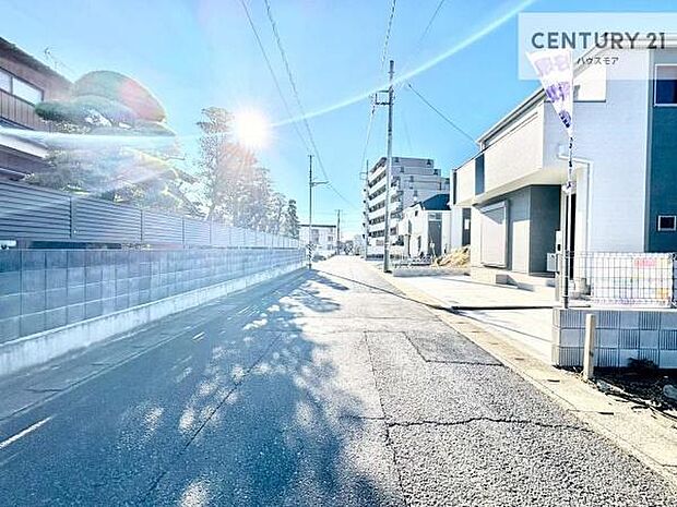 前面道路5ｍ！陽当り良好な立地です。車庫入れが苦手な方も安心ですね。