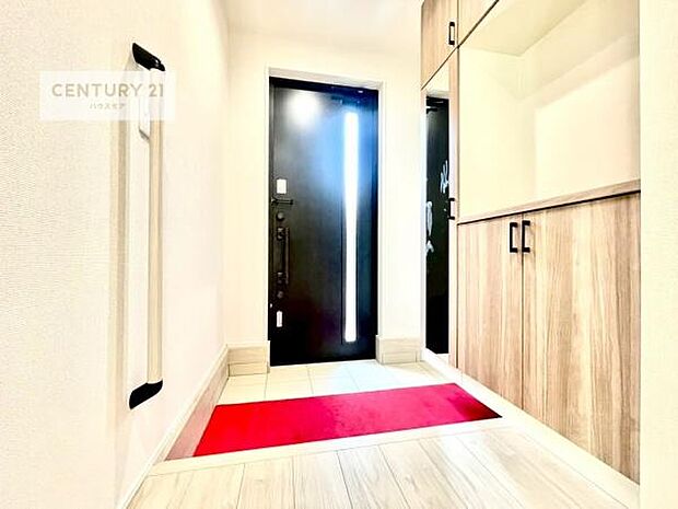 ミラー付きシューズボックス付きなので、玄関が片付きお掃除がしやすいです！スッキリした玄関で戸を開けた瞬間、清潔感のある心地いい空間が出迎えてくれます。