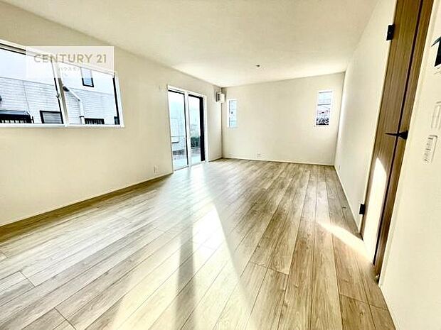 大きな窓からたっぷりの陽ざしが入る明るいリビング。開放感のあるリビングで家族団らんのくつろぎの時間を過ごせます。