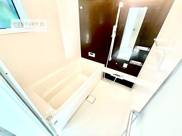 落ち着きある大人の雰囲気のバスルームは、味が出ていてバスタイムが充実！お仕事頑張っているご褒美にお好みの匂いの入浴剤を入れて、楽しんでみてはいかがでしょうか？