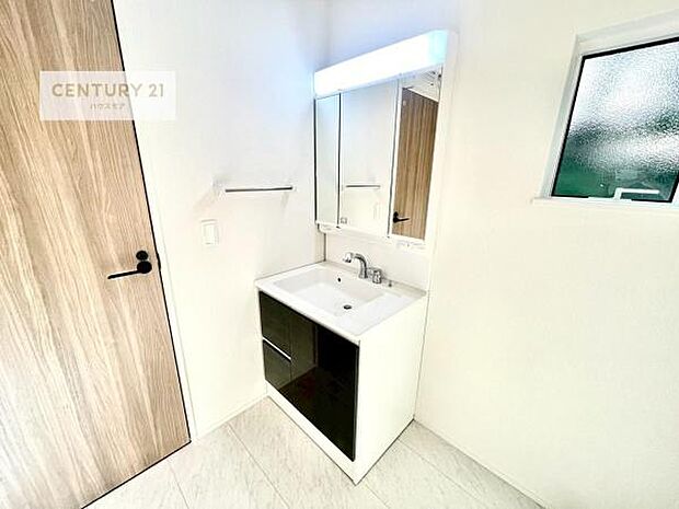 小窓付きの明るい洗面室です！湿気もすぐに入れ替えができて清潔に保つことができます！自然光が差し込むのでお化粧の仕上がりも良くなりますね！