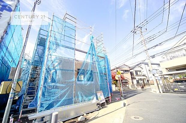 前面道路は6ｍ！陽当り良好な立地です。車庫入れが苦手な方も安心ですね。