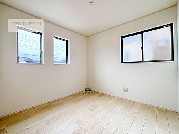 2面採光を確保した明るい室内は、風通しも良く、明るく大変居心地の良い空間となっております。リラックスして過ごせる心地の良いお部屋です！朝の目覚めがスッキリしますね！（同仕様）