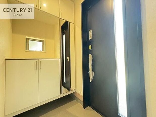 シューズボックス付きなので、玄関が片付きお掃除がしやすいです！スッキリした玄関で戸を開けた瞬間、清潔感のある心地いい空間が出迎えてくれます。