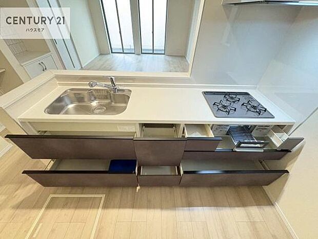 収納スペースが豊富で、調理スペースがスッキリと片付きひろ〜く活用できます！快適に作業ができます！毎日の料理が捗ります！