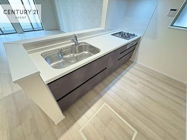 大人気の対面式システムキッチンを採用しています！ご家族のコミュニケーションが自然と増える設計です。お子様にも目が届くので嬉しいですね。広々使えて快適に作業が進みます。