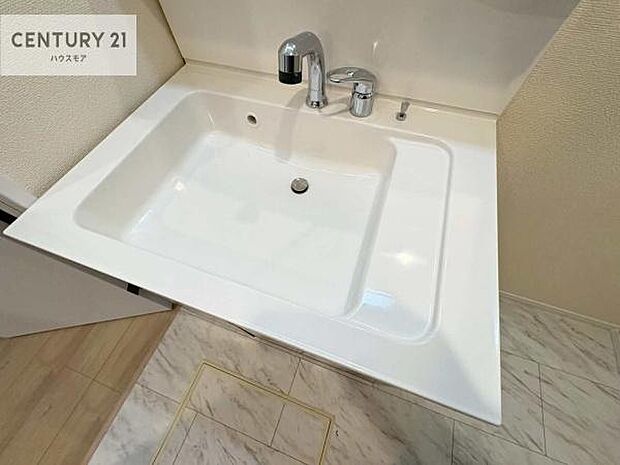 深い洗面台ボウルは、水が跳ねにくいのでお手入れが楽々！清潔感が保てます！キレイな洗面所で自分磨きのモチベーションが上がりますね！