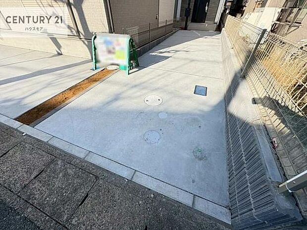 駐車スペースは2台分あります！セカンドカーはもちろん、バイクや自転車なども置き場所に困りません。