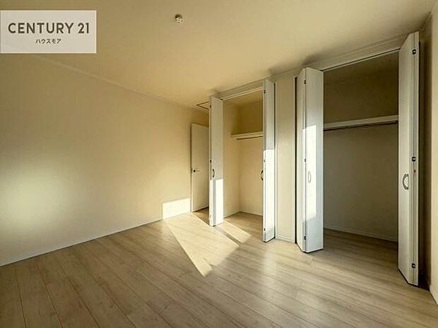 収納スペースがついています！居室をスッキリ整頓する事ができますね。家具を選ばないシンプルなデザインの為、家具を選ばずお気に入りの空間作りができそうですね。