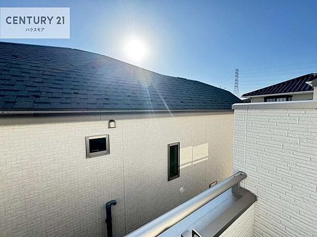 晴れた日には青い空を見渡せる開放的な時間を楽しめます。気持ちの良い風が通り抜ける街並みです！