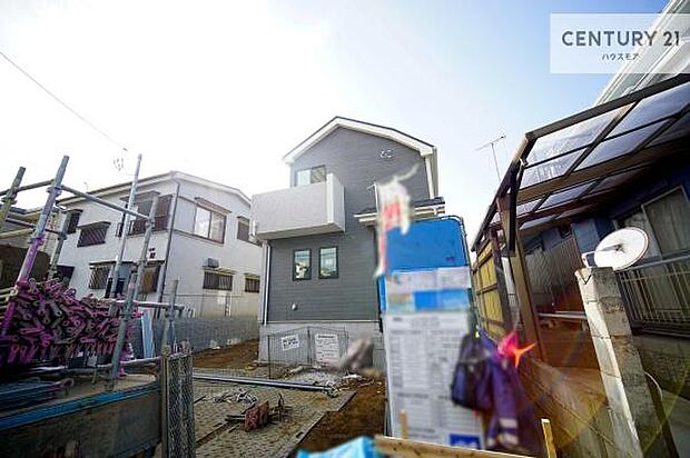 駐車スペースは2台分あります！セカンドカーはもちろん、バイクや自転車なども置き場所に困りません。