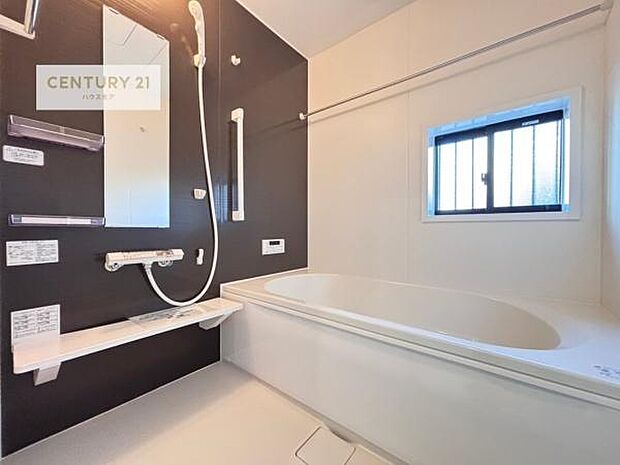 広々バスで一日の疲れをリフレッシュ。足が伸ばせるので、浴槽にもゆったりと浸かれますね！毎日のバスタイムが楽しみになります。（同仕様）