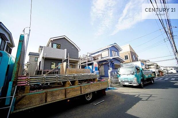 前面道路は6ｍ！陽当り良好な立地です。車庫入れが苦手な方も安心ですね。