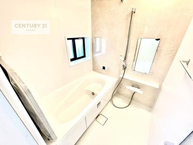 白を基調とした清潔感のあるバスルーム！快適なバスタイムが送れます！1日の疲れをしっかりと癒してくれる素敵なリラクゼーション空間になりそうですね。