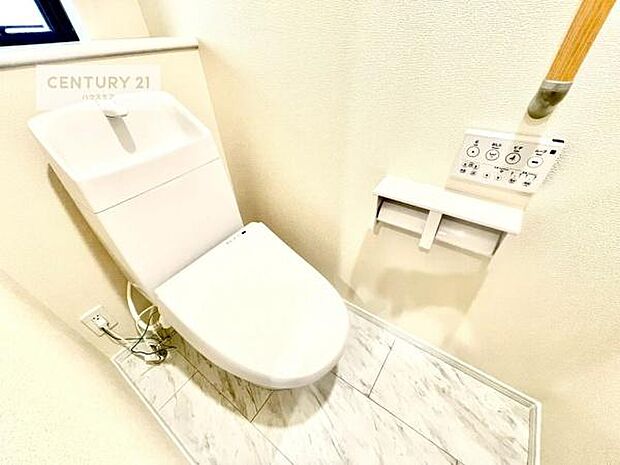 1・2階にトイレがございます！朝の忙しい時間帯も待たずにすみそうですね。白を基調とした清潔感のあるトイレでお手入れがしやすいです！