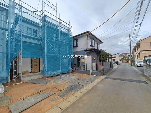 前面道路は4ｍ×6ｍ！陽当り良好な立地です。車庫入れが苦手な方も安心ですね。