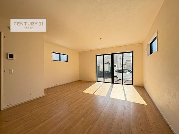 大きな窓からたっぷりの陽ざしが入る明るいリビング。開放感のあるリビングで家族団らんのくつろぎの時間を過ごせます。