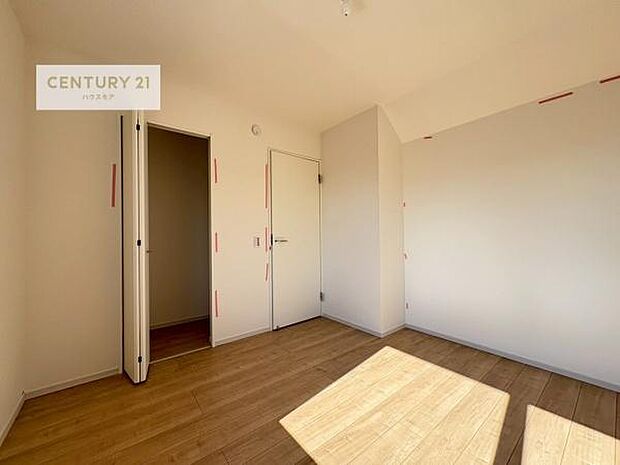 掃き出し窓がないお部屋は、お子様のお部屋としても安心です！収納スペースも充実しているので散らかったお部屋をサッと片付けられます！