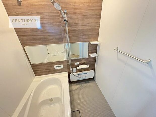 1日の疲れをしっかりと癒してくれる浴室です。おうちの素敵なリラクゼーション場所ですね。