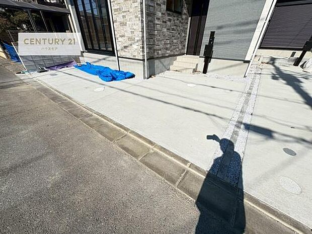 駐車スペースは2台分あります(車種による)！セカンドカーはもちろん、バイクや自転車なども置き場所に困りません。