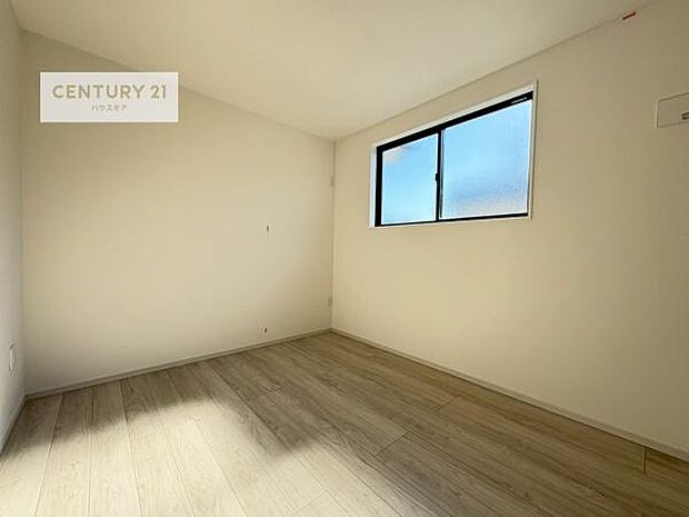 掃き出し窓がない設計なので、転落の心配が少なく、お子様のお部屋としても安心してお使いいただけます。小さなお子様にも配慮された安心の居室です。