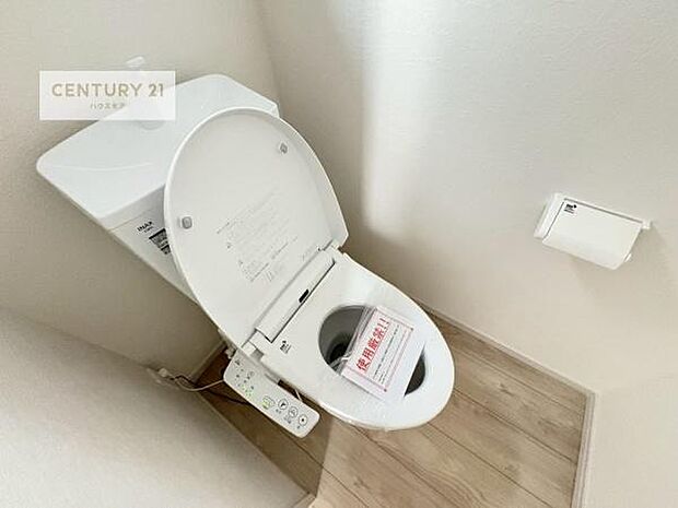 1・2階にトイレがございます！朝の忙しい時間帯も待たずにすみそうですね。白を基調とした清潔感のあるトイレでお手入れがしやすいです！