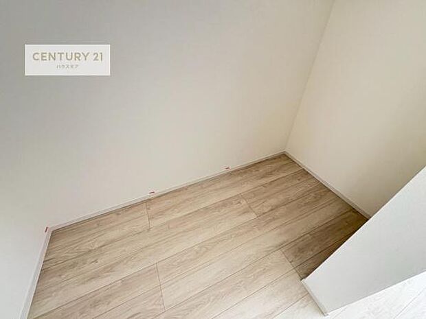 ウォークインクローゼット付きです。たくさんのお洋服などを収納しておけそうですね！他にも扇風機や加湿器など季節物の大きな家電も収納できます！