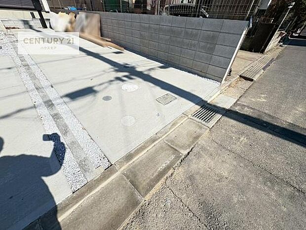 駐車スペースは2台分あります(車種による)！セカンドカーはもちろん、バイクや自転車なども置き場所に困りません。