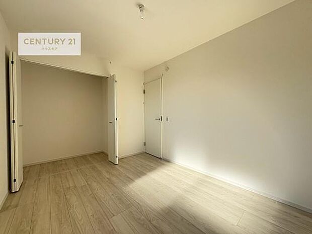 収納スペースがついています！居室をスッキリ整頓する事ができますね。家具を選ばないシンプルなデザインの為、家具を選ばずお気に入りの空間作りができそうですね。