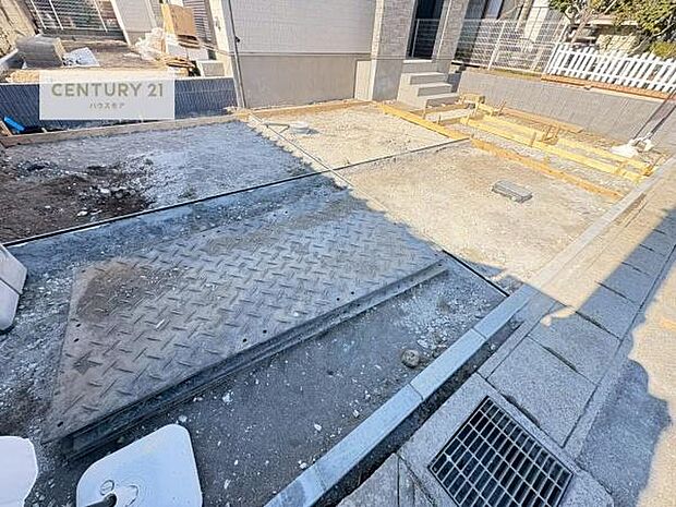 駐車スペースは2台分あります！セカンドカーはもちろん、バイクや自転車なども置き場所に困りません。