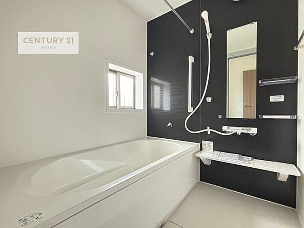 1日の疲れをしっかりと癒してくれる浴室です。おうちの素敵なリラクゼーション場所ですね。（同仕様）