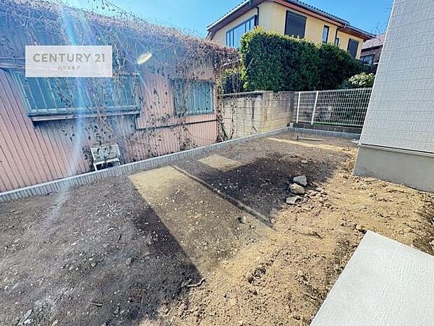 お庭付きの住まい。ガーデニングやお子様のちょっとした外遊びなど、暮らしに彩りを添えるスペースです。