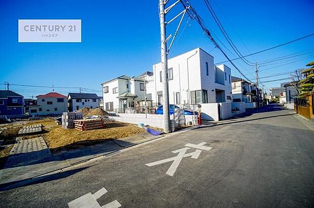 前面道路は5.5ｍ！陽当り良好な立地です。車庫入れが苦手な方も安心ですね。