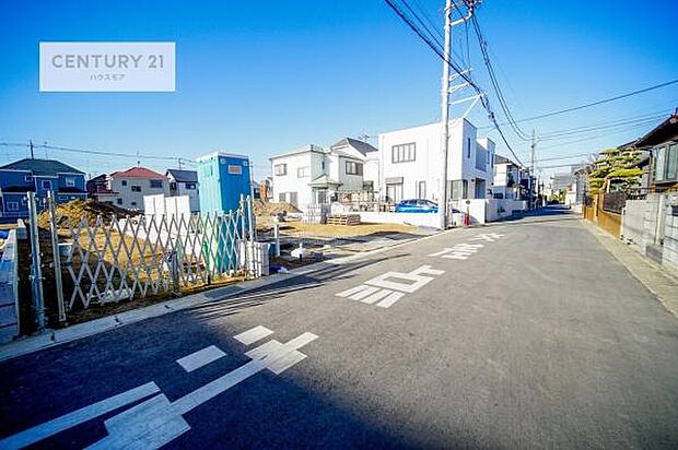 前面道路は5.5ｍ！陽当り良好な立地です。車庫入れが苦手な方も安心ですね。