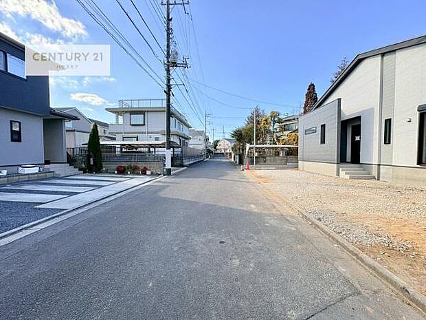 前面道路は6ｍ！陽当り良好な立地です。車庫入れが苦手な方も安心ですね。