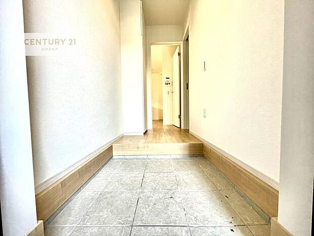 疲れて帰ってきても、ただいま！を言いたくなる、優しく迎え入れてくれる空間になっています。明るく温もり溢れる玄関です！