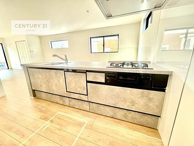 大人気の対面式システムキッチンを採用しています！ご家族のコミュニケーションが自然と増える設計です。お子様にも目が届くので嬉しいですね！広々使えて快適に作業が進みます。