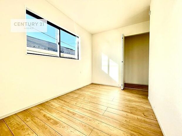 掃き出し窓がないお部屋は、お子様のお部屋としても安心です！収納スペースも充実しているので散らかったお部屋をサッと片付けられます！