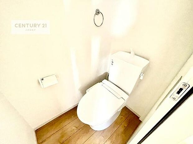 1・2階にトイレがございます！朝の忙しい時間帯も待たずにすみそうですね。白を基調とした清潔感のあるトイレでお手入れがしやすいです！